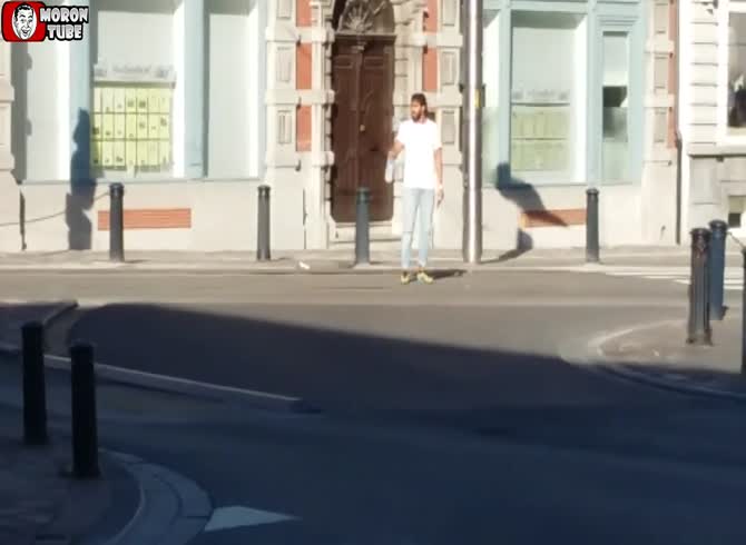 Video :A guy carrying a gun was shot dead by Belgian police